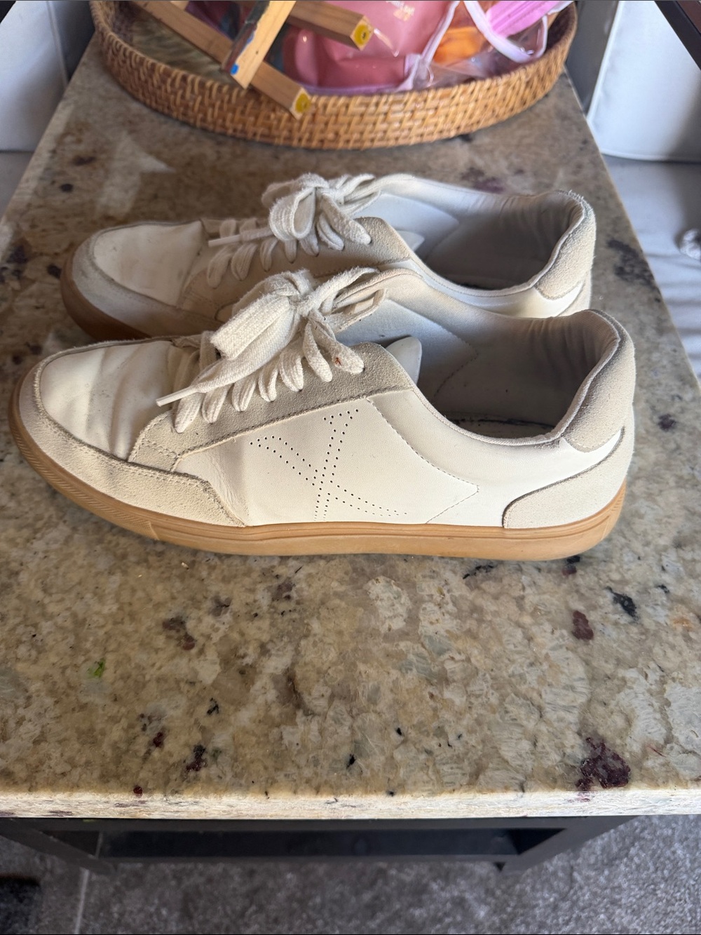 Express Men's Cream and Gum Low-Top Sneakers